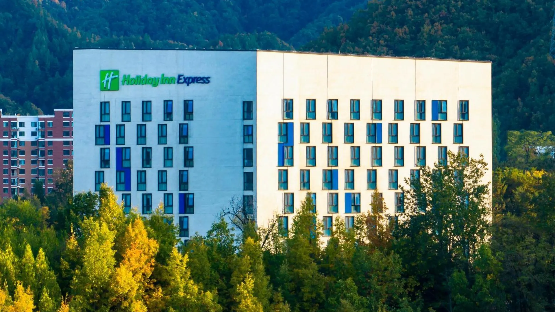 Holiday Inn Express Luanchuan By Ihg Resort
